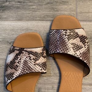 QUPID Snakeskin Slides